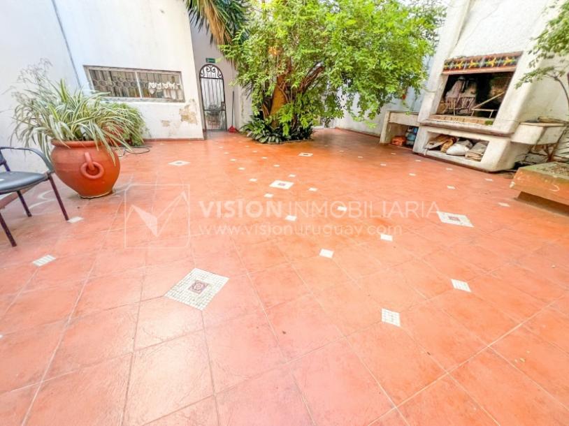 Oportunidad de Inversión: Venta de Mansión de 1905 de prestancia Señorial. Son 676 m2 en 2 plantas. Inmaculada, gran nivel. Amueblada. Ciudad Vieja. Terreno de 393 m2. Fachada de 10,5 mts. por calle Misiones. Protección Patrimonial grado 3 - U$ 507.1-76