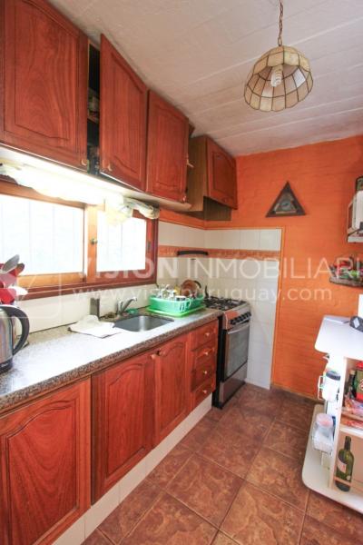 Casa moderna 2 dorm, 2 baños, 409 m2 terreno y 157m2 construidos, Fortin de Santa Rosa, con buen fondo y barbacoa, Garaje.