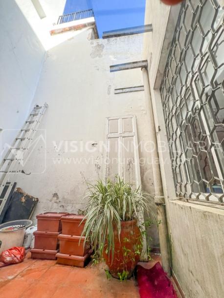 Oportunidad de Inversión: Venta de Mansión de 1905 de prestancia Señorial. Son 676 m2 en 2 plantas. Inmaculada, gran nivel. Amueblada. Ciudad Vieja. Terreno de 393 m2. Fachada de 10,5 mts. por calle Misiones. Protección Patrimonial grado 3 - U$ 507.1-71