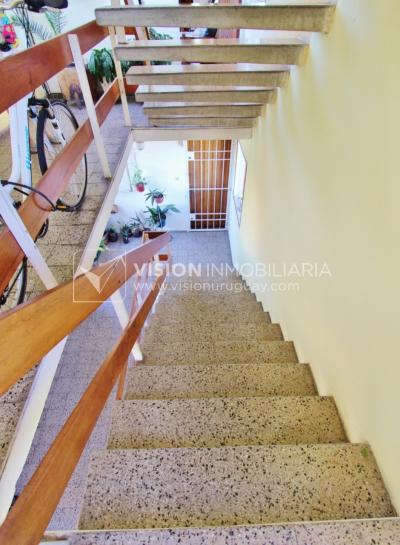 Apartamento de 2 dormitorios y 1 baño, Villa Española, 2do piso.