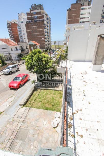 Padrón Único de 280 m2 en Punta Carretas a 50 mts. de Rambla. 132 m2 construidos. Ideal para proyectar su casa, edificio de 3 o 4 pisos, empresa, local gastronómico o restaurante, clínica, instituto u otro. Originalmente 2 dorm y 2 baños, garaje, pat-38