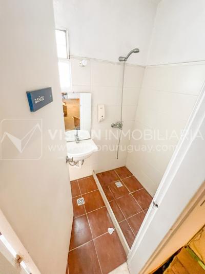 Oportunidad de Inversión: Venta de Mansión de 1905 de prestancia Señorial. Son 676 m2 en 2 plantas. Inmaculada, gran nivel. Amueblada. Ciudad Vieja. Terreno de 393 m2. Fachada de 10,5 mts. por calle Misiones. Protección Patrimonial grado 3 - U$ 507.1