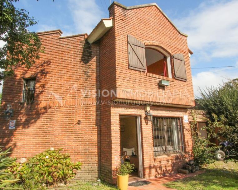 Casa moderna 2 dorm, 2 baños, 409 m2 terreno y 157m2 construidos, Fortin de Santa Rosa, con buen fondo y barbacoa, Garaje.-5