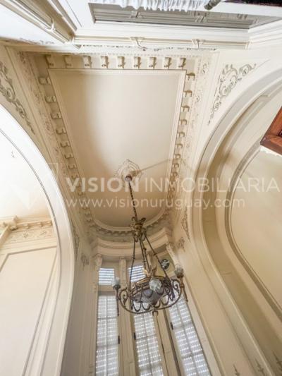 Venta de Palacete: Mansión señorial de 1913 de 690 m2 interiores y 224 de terrazas; 4 plantas, una reciclada inmaculada de gran nivel, completamente Amueblada. Ciudad Vieja. Inversión: U$ 400.000 dólares