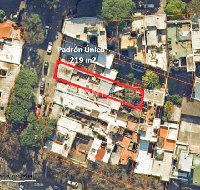 Casa de diseño, Padrón Único, Pocitos; 2 dorm en Suite, enorme salón doble altura, terreno 219 m2 con buen fondo y parrillero, 203 m2 construidos, Garaje.-43