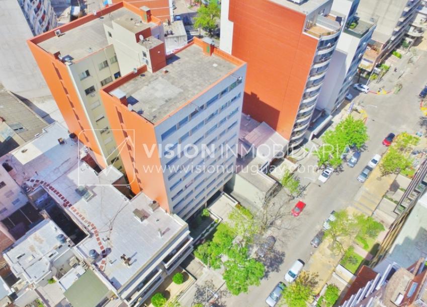 Excelente Apartamento en Pocitos, Pagola casi Rambla; 3 dormitorios y 2 baños, cocina definida. Con Garaje.-0