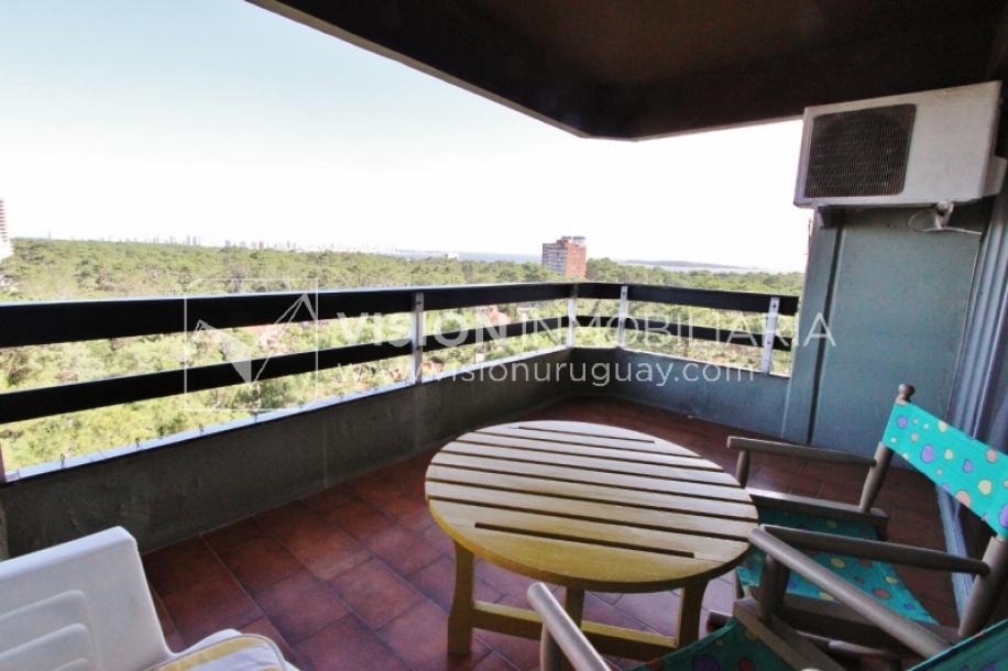 Apartamento en piso alto, 2 dorm. y servicio, muy amplios ambientes 118m2 con amenities y gran confort.-21