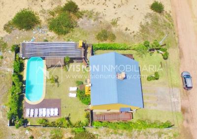 Espectacular Casa en Punta del Diablo a pasos del mar; piscina climatizada, barbacoa, chillout.