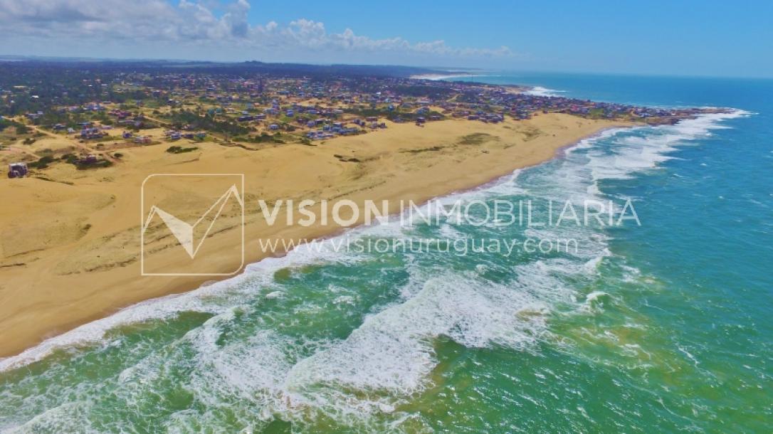 Espectacular Casa en Punta del Diablo a pasos del mar; piscina climatizada, barbacoa, chillout.-8