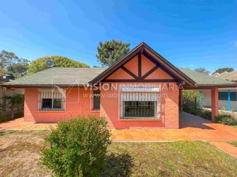 Venta de Casa en Santa Lucia del Este: 2 Dorm. y Baño, más Apto. 1 Dorm. y Baño. Estufa a Leña, Parrillero, Jardín, Fondo, Cochera Porsche, Cerco. 554 m2 de Terreno, 125 m2 construidos. a 150 mts de la Rambla. Se vende Totalmente Amueblada y Equipada-8