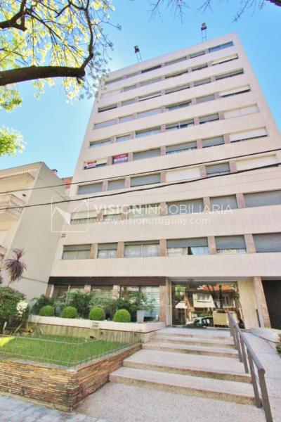 Excelente Apartamento en Pocitos, Pagola casi Rambla; 3 dormitorios y 2 baños, cocina definida. Con Garaje.