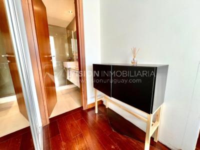 Apartamento en Venta en Pocitos / Punta Carretas.  Bajó de Precio!!  2 Dormitorios, uno en Suite con Vestidor.  2 Baños, Balcón, terminaciones Premium.  Se vende Amueblado. Tiene cómodo Garaje para 1 auto.  Piso 4 al frente.  Amenities: Barbacoa y Gy