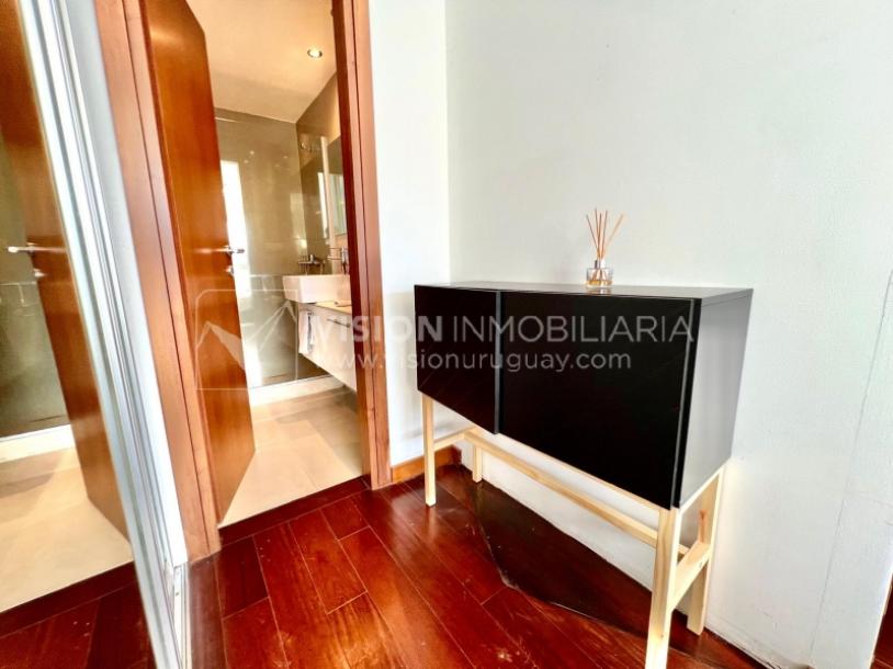 Apartamento en Venta en Pocitos / Punta Carretas.  Bajó de Precio!!  2 Dormitorios, uno en Suite con Vestidor.  2 Baños, Balcón, terminaciones Premium.  Se vende Amueblado. Tiene cómodo Garaje para 1 auto.  Piso 4 al frente.  Amenities: Barbacoa y Gy-39