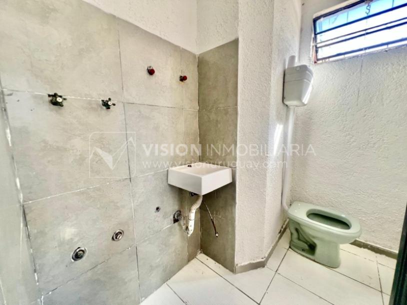 Apartamento Duplex en Venta ideal Renta. Al frente, 4 Dormitorios y 2 Baños, La Unión sobre Av. 8 de Octubre, Piso 1 por escalera, reciclado, impecable para entrar ya. 204 m2 totales 111 m2 interiores + 93 m2 Terrazas. Parrillero.-42