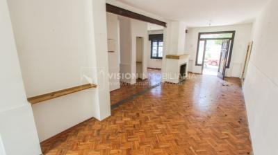 Padrón Único de 280 m2 en Punta Carretas a 50 mts. de Rambla. 132 m2 construidos. Ideal para proyectar su casa, edificio de 3 o 4 pisos, empresa, local gastronómico o restaurante, clínica, instituto u otro. Originalmente 2 dorm y 2 baños, garaje, pat