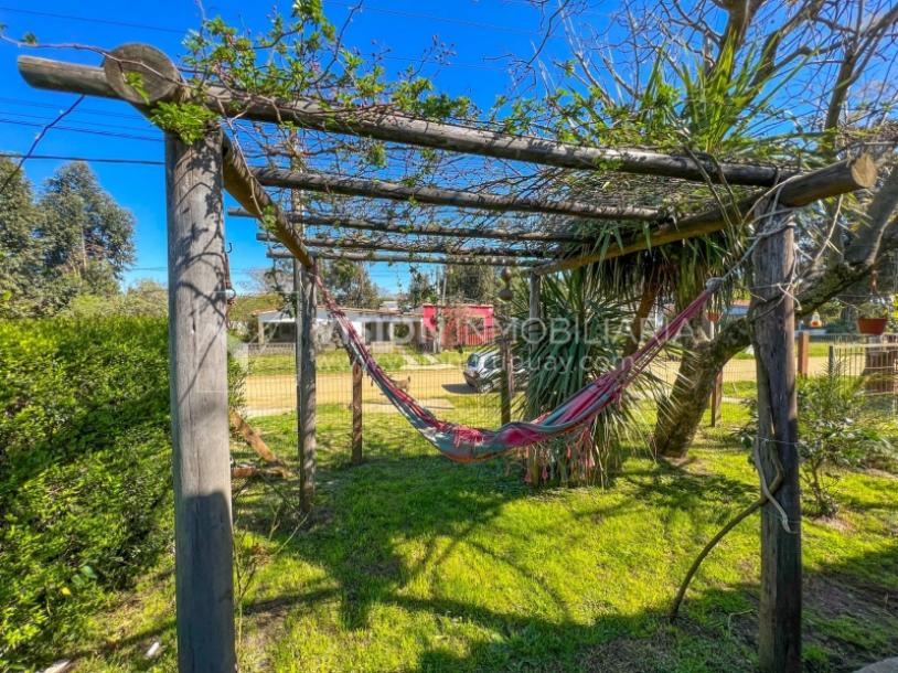 Venta conjunta de Dos Casas independientes en un gran terreno de 622 m2, una de 2 Dormitorios y 1 Baño, la otra de 1 Dormitorio y 1 Baño, Parrillero, Garaje. Barrio Español del balneario Atlántida, 8 cuadras al Norte de la Interbalnearia por Ruta 11.-9