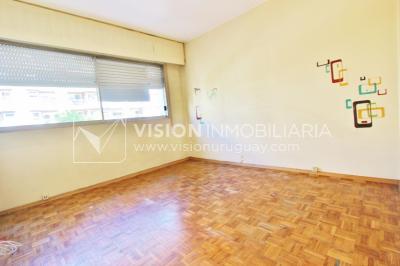 Excelente Apartamento en Pocitos, Pagola casi Rambla; 3 dormitorios y 2 baños, cocina definida. Con Garaje.
