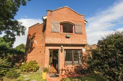 Casa moderna 2 dorm, 2 baños, 409 m2 terreno y 157m2 construidos, Fortin de Santa Rosa, con buen fondo y barbacoa, Garaje.
