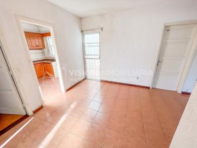 Casa en Venta de 3 Dormitorios, 2 Baños, Garaje, Jardín y Patio. 130 m2 construidos en Propiedad Horizontal -padrón de 290 m2-, en Malvín Sur a 50 mts. de Plaza Italia. U$ 220.000