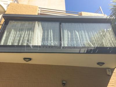 Casa inmaculada, reciclaje gran nivel, diseño y confort, Padrón Único, Punta Carretas; 3 dorm y 3 baños, barbacoa cerrada y terraza al frente, patio interior, 202 m2 construidos. A 20 mts. de Rambla, vista lateral al mar.