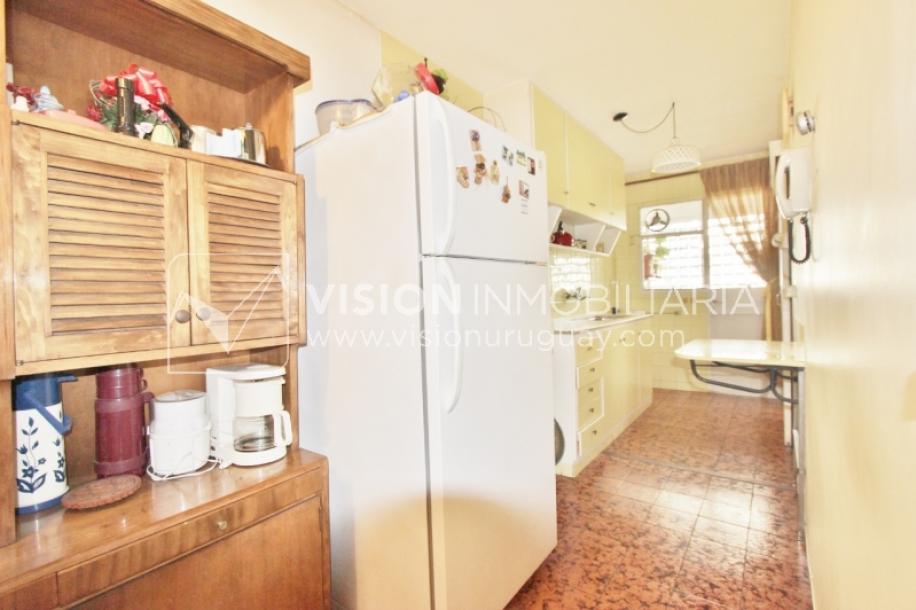 Acogedor apartamento en Pocitos, 3 dormitorios y 2 baños, cocina definida, todo al frente.-17