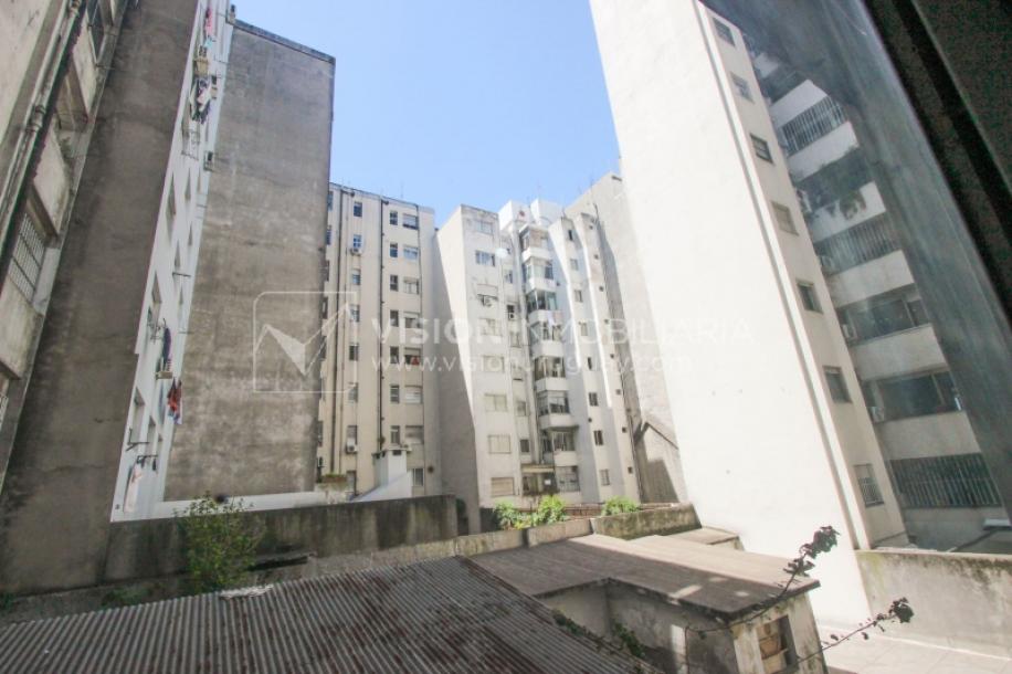 Apto Pocitos esq. Rambla, 3 Dorm 2 Baños, Cocina definida, 2do Piso al Frente, Garaje.-16