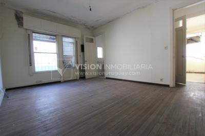 Padrón único de 641m2 en Pocitos con Casa de 13 ambientes, 302m2 construidos.