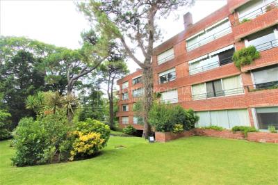 Alquile U$S 3.900 /mes - Distinguido Apartamento en Carrasco de 234 m2, 4 Dormitorios más Servicio, 2 Garajes.