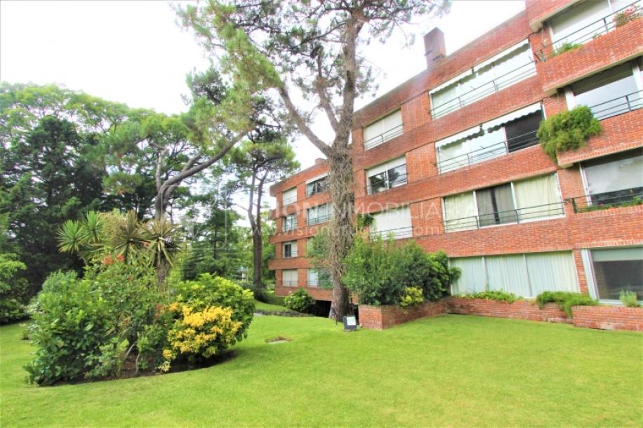 Alquile U$S 3.900 /mes - Distinguido Apartamento en Carrasco de 234 m2, 4 Dormitorios más Servicio, 2 Garajes.-35