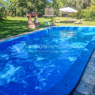 Venta de Casa / Chacra en Lagos del Norte, Rivera. 1.769 m2 de Terreno y 137 m2 Construidos. Piscina. Casa en una planta, Construcción Tradicional con Tejas. 4 dormitorios y 2 baños completos. Gran estufa a Leña. U$ 115.000 dólares