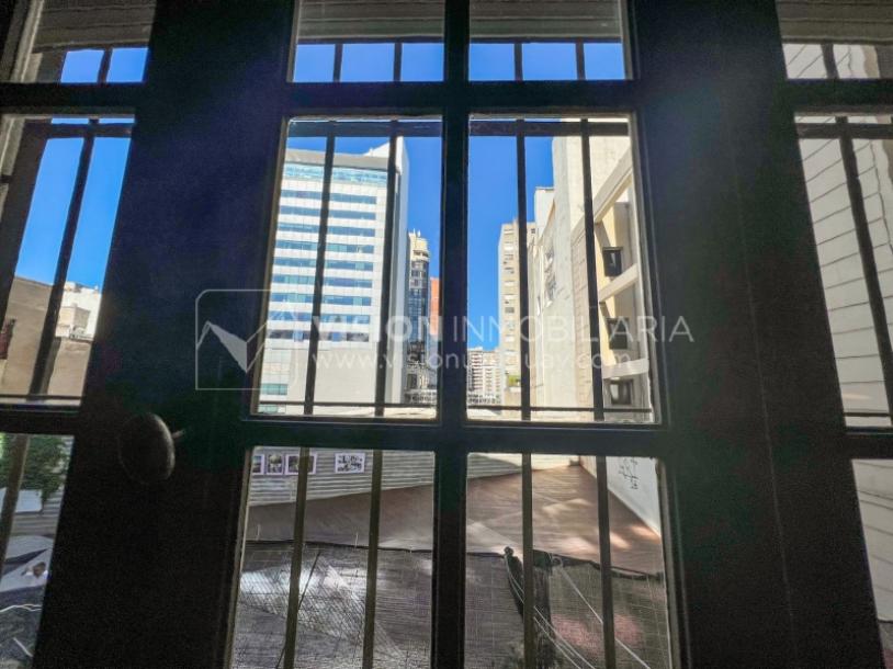 Venta de Palacete: Mansión señorial de 1913 de 690 m2 interiores y 224 de terrazas; 4 plantas, una reciclada inmaculada de gran nivel, completamente Amueblada. Ciudad Vieja. Inversión: U$ 400.000 dólares-36