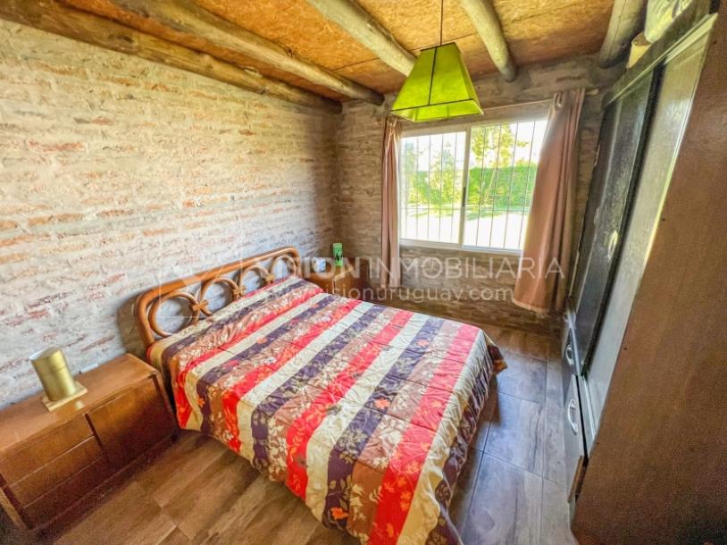Venta conjunta de Dos Casas independientes en un gran terreno de 622 m2, una de 2 Dormitorios y 1 Baño, la otra de 1 Dormitorio y 1 Baño, Parrillero, Garaje. Barrio Español del balneario Atlántida, 8 cuadras al Norte de la Interbalnearia por Ruta 11.-49