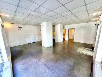 Oportunidad Alquiler de Local Comercial en la Esquina de Av Gral Rivera y Mario Cassinoni casi Bvar Artigas. $100.000 pesos mensuales, sin GC. Son 95 m2, Planta Baja.