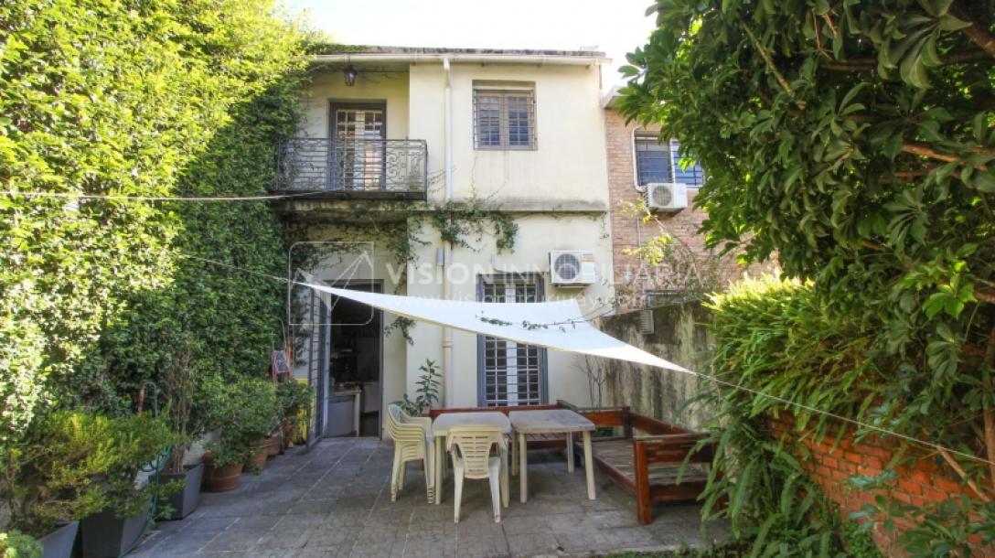 Casa de diseño, Padrón Único, Pocitos; 2 dorm en Suite, enorme salón doble altura, terreno 219 m2 con buen fondo y parrillero, 203 m2 construidos, Garaje.-17