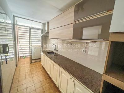 Apartamento con Renta en Venta al frente 2 Dormitorios 2 Baños, La Blanqueada, Av. 8 de Octubre, en Piso 3. Semiequipado. Amenities: 3 Parrilleros, gran Patio Juegos para Niños. Portería y Vigilancia