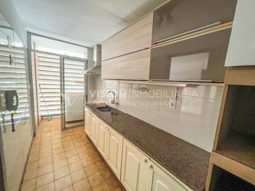 Apartamento con Renta en Venta al frente 2 Dormitorios 2 Baños, La Blanqueada, Av. 8 de Octubre, en Piso 3. Semiequipado. Amenities: 3 Parrilleros, gran Patio Juegos para Niños. Portería y Vigilancia-17