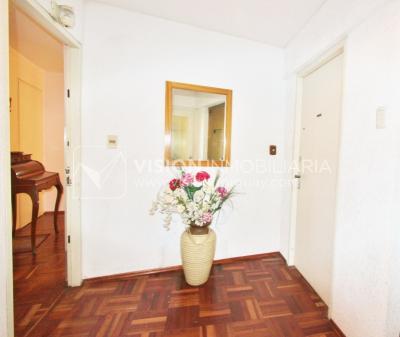 Acogedor apartamento en Pocitos, 3 dormitorios y 2 baños, cocina definida, todo al frente.