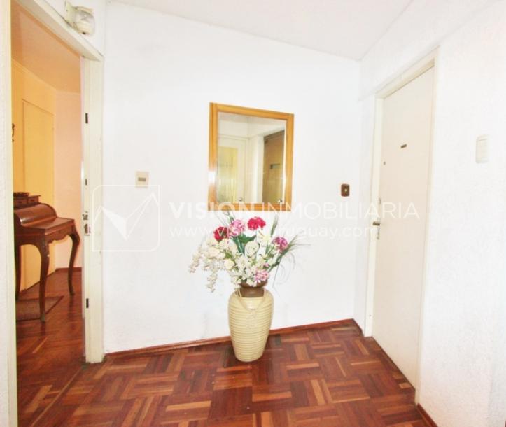 Acogedor apartamento en Pocitos, 3 dormitorios y 2 baños, cocina definida, todo al frente.-6