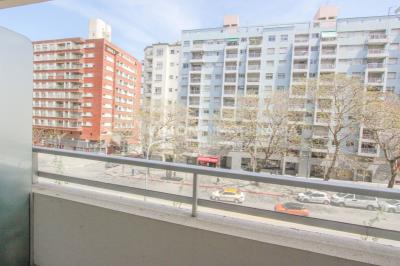 Apto nuevo 2 Dorm, 1 Baño, Av Libertador, 3er Piso MB vista, Sol directo todo el día, 2 balcones, 51 m2, Centro / Aguada. Renta sin impuestos: Vivienda Social.