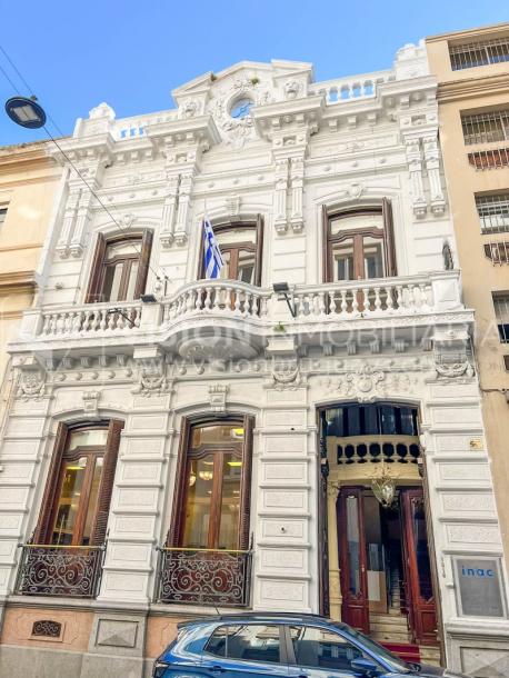 Oportunidad de Inversión: Venta de Mansión de 1905 de prestancia Señorial. Son 676 m2 en 2 plantas. Inmaculada, gran nivel. Amueblada. Ciudad Vieja. Terreno de 393 m2. Fachada de 10,5 mts. por calle Misiones. Protección Patrimonial grado 3 - U$ 507.1-0