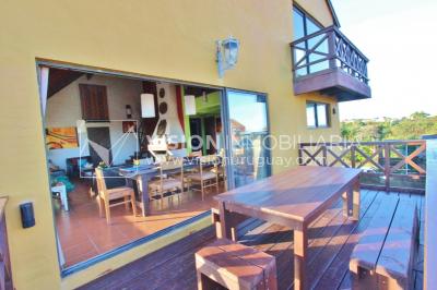 Espectacular Casa en Punta del Diablo a pasos del mar; piscina climatizada, barbacoa, chillout.