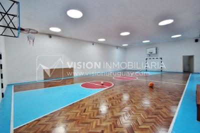 Apartamento en piso alto, 2 dorm. y servicio, muy amplios ambientes 118m2 con amenities y gran confort.