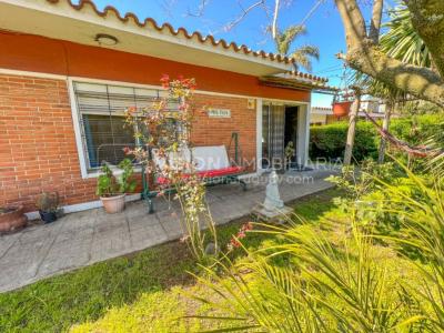 Venta conjunta de Dos Casas independientes en un gran terreno de 622 m2, una de 2 Dormitorios y 1 Baño, la otra de 1 Dormitorio y 1 Baño, Parrillero, Garaje. Barrio Español del balneario Atlántida, 8 cuadras al Norte de la Interbalnearia por Ruta 11.