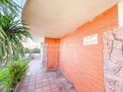 Casa en Venta de 3 Dormitorios, 2 Baños, Garaje, Jardín y Patio. 130 m2 construidos en Propiedad Horizontal -padrón de 290 m2-, en Malvín Sur a 50 mts. de Plaza Italia. U$ 220.000