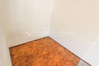 Padrón Único de 280 m2 en Punta Carretas a 50 mts. de Rambla. 132 m2 construidos. Ideal para proyectar su casa, edificio de 3 o 4 pisos, empresa, local gastronómico o restaurante, clínica, instituto u otro. Originalmente 2 dorm y 2 baños, garaje, pat