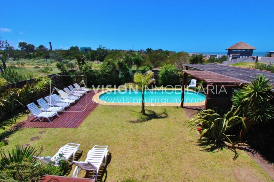 Espectacular Casa en Punta del Diablo a pasos del mar; piscina climatizada, barbacoa, chillout.-39