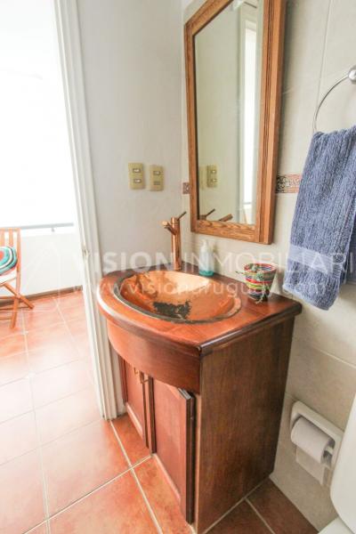 Casa inmaculada, reciclaje gran nivel, diseño y confort, Padrón Único, Punta Carretas; 3 dorm y 3 baños, barbacoa cerrada y terraza al frente, patio interior, 202 m2 construidos. A 20 mts. de Rambla, vista lateral al mar.