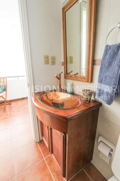 Casa inmaculada, reciclaje gran nivel, diseño y confort, Padrón Único, Punta Carretas; 3 dorm y 3 baños, barbacoa cerrada y terraza al frente, patio interior, 202 m2 construidos. A 20 mts. de Rambla, vista lateral al mar.-92