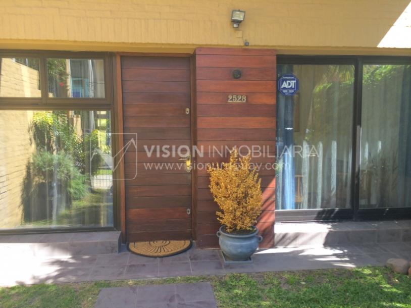 Casa inmaculada, reciclaje gran nivel, diseño y confort, Padrón Único, Punta Carretas; 3 dorm y 3 baños, barbacoa cerrada y terraza al frente, patio interior, 202 m2 construidos. A 20 mts. de Rambla, vista lateral al mar.-6