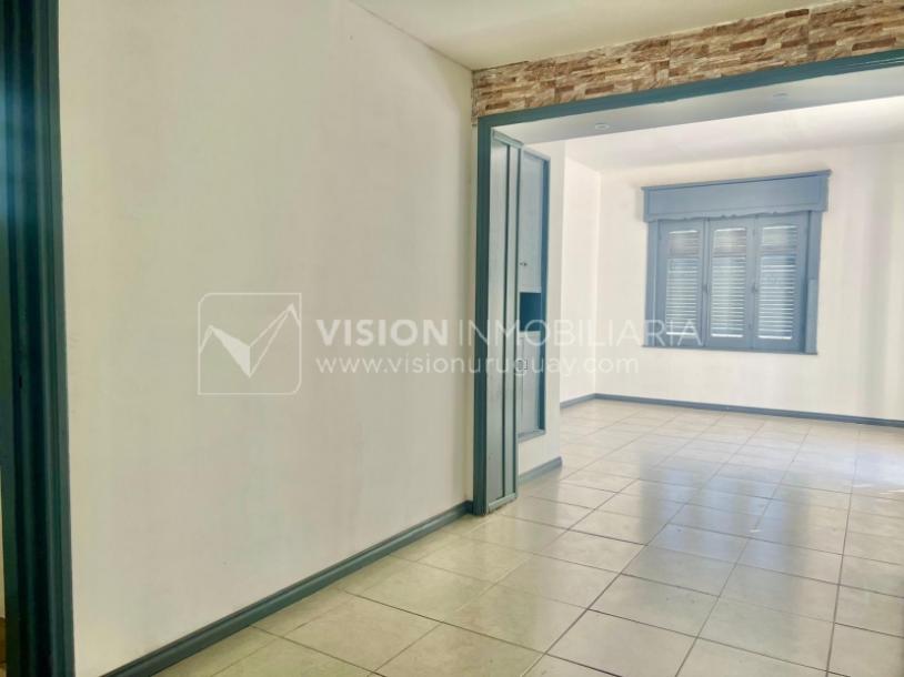Apartamento Duplex en Venta ideal Renta. Al frente, 4 Dormitorios y 2 Baños, La Unión sobre Av. 8 de Octubre, Piso 1 por escalera, reciclado, impecable para entrar ya. 204 m2 totales 111 m2 interiores + 93 m2 Terrazas. Parrillero.-8